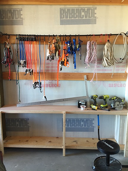 Bungee wall with shelves
